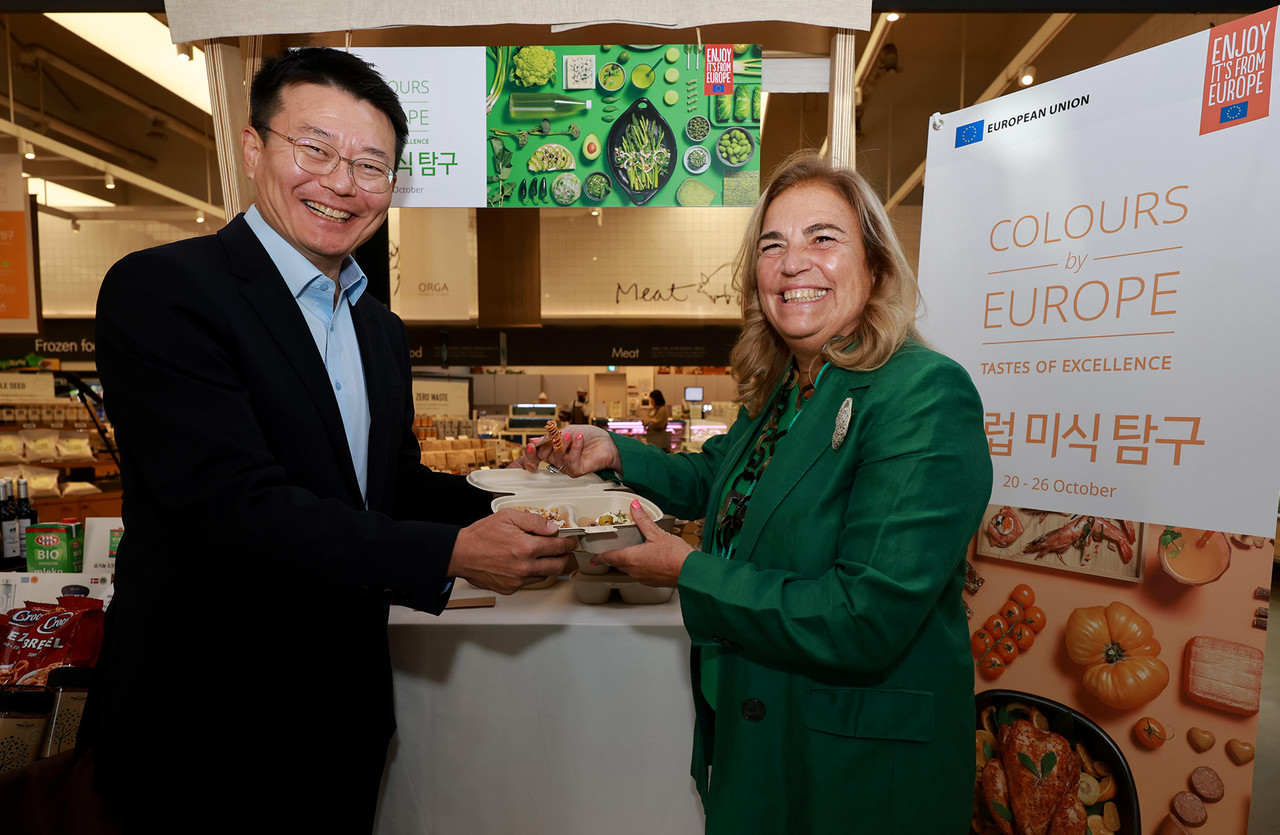 강병규  올가홀푸드 대표(왼쪽), 주한유럽연합(EU) 마리아 카스티요 페르난데즈 대사 / 사진=풀무원