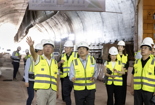 정의선 현대차그룹 회장은 23일(현지시간) 사우디 서북부 타북주(州)에 조성 중인 네옴시티(NEOM CITY)의 주거공간인 '더 라인(THE LINE)' 구역 내 현대건설 지하터널 건설 현장을 방문했다. 정의선 회장이 건설 현장 내부를 둘러보고 있다. /사진=현대차그룹