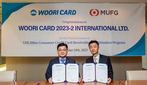 이달 24일 일본 도쿄에서 진행된 해외 자산유동화증권 발행 서명식 행사에서 이재일 우리카드 경영기획본부장(왼쪽)과 정태문 MUFG은행 아태지역 유동화 대표가 기념 사진을 촬영하고 있다. /사진=우리카드