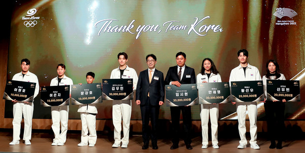 KB국민은행 이재근 은행장(왼쪽에서 다섯번째)과 국가대표 선수들이 기념 촬영을 하고 있다. /사진=KB금융그룹