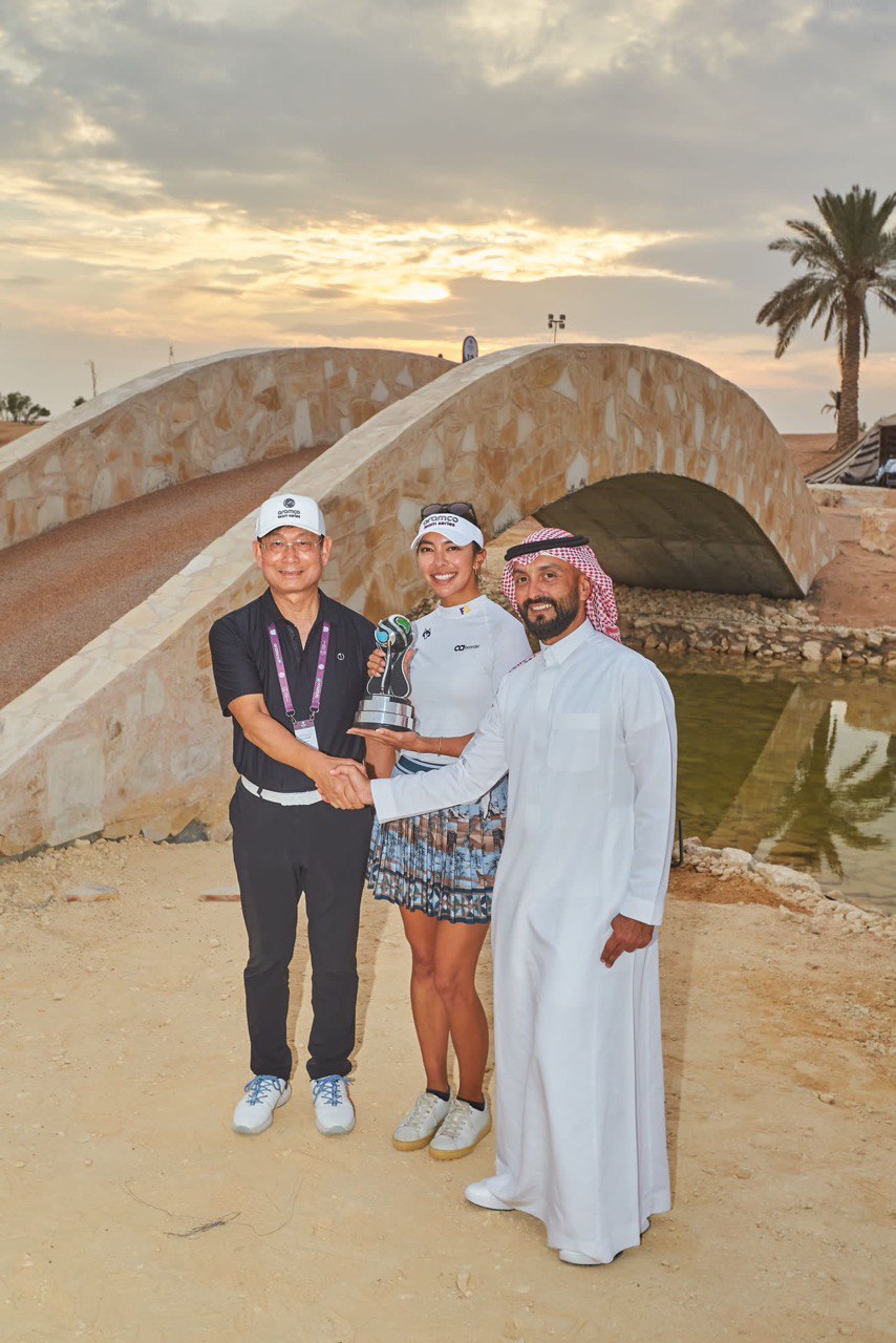 신상호 코오롱 부사장(왼쪽)과 노아 알리레자 골프사우디 최고경영자(CEO, 오른쪽)가 2024년 아람코팀시리즈 한국개최 업무협약을 체결한 후 최근 열린 아람코팀시리즈 우승자 앨리슨 리와 기념촬영을 하고 있다. / 사진=코오롱그룹