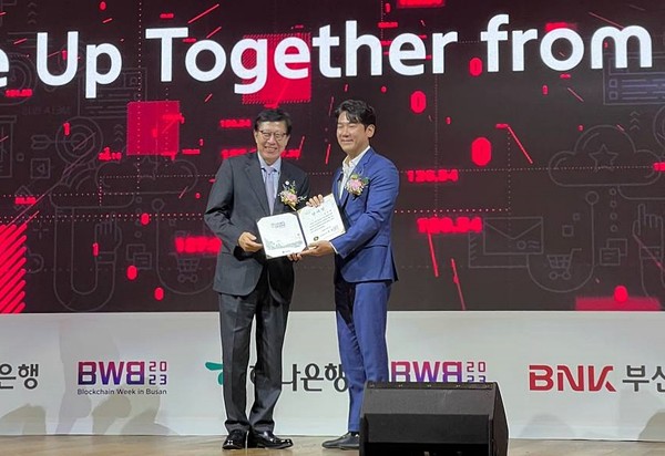 해시드 강병진 법무 총괄(오른쪽)이 박형준 부산시장으로부터 감사장을 받았다 / 사진=해시드