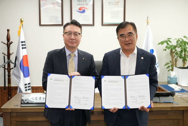 10일 충청남도 서천군 청사에서 열린 '서천군-KB국민카드 업무협약 체결식'에서 KB국민카드 이호준 상무(왼쪽)와 김기웅 서천군수(오른쪽)가 기념촬영하고 있다. /사진=KB국민카드