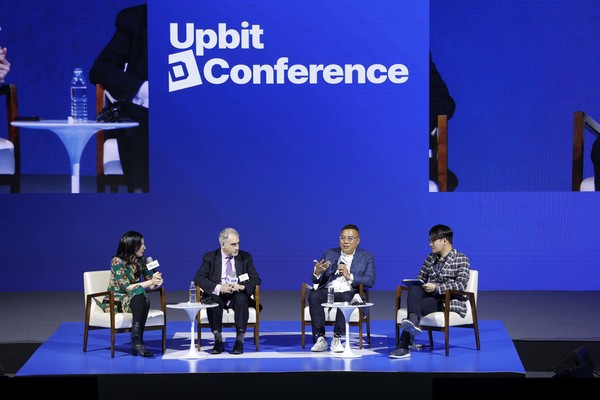 에밀리파커 코인데스크 전무(왼쪽부터), 하워드 피셔 전 미국 증권거래위원회(SEC) 수석재판 변호사, 니잠 이스마일 전 싱가포르 통화청(MAS) 시장행위정책 부서장, 김갑래 자본시장연구원이 토론을 벌이고 있다. / 사진=두나무 