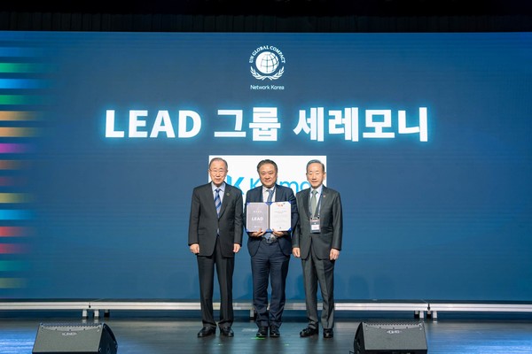  반기문 전 유엔사무총장(왼쪽부터), 안병준 한국콜마홀딩스 대표, 이동건 UNGC한국협회 회장이 위촉 행사 후 기념 사진을 찍고 있다 / 사진=한국콜마홀딩스