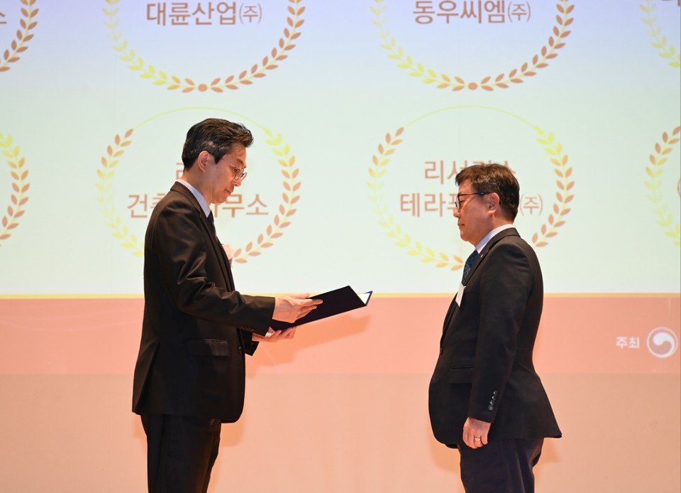 지난 15일 전흥태 DBCSI손해사정 대표(오른쪽)가 유병채 문화체육관광부 실장으로부터 여가친화인증기업 인증서를 받고 있다. / 사진=DBCSI손해사정