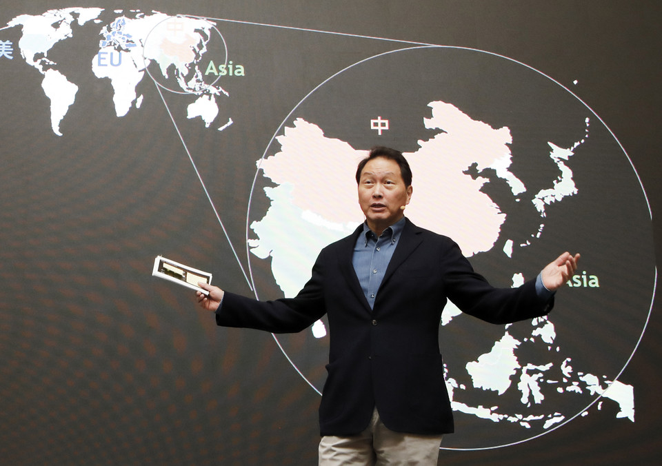 최태원 SK그룹 회장이 지난 10월 프랑스 파리의 한 호텔에서 열린 '2023 CEO세미나'에서 폐막 연설을 하고 있다. / 사진=SK그룹