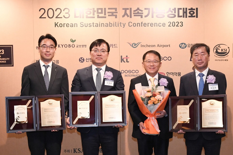 신한금융그룹이 24일 서울 소공동 롯데호텔에서 개최된 '2023 대한민국 지속가능성 대회'에서 올해 여덟번째로 '대한민국 지속가능성보고서상(KRCA)'을 수상했다. 이날 행사에서 이성원 신한은행 사회공헌부 팀장(왼쪽부터), 조정훈 신한금융지주회사 ESG본부장, 강명수 한국표준협회 회장, 김남준 신한카드 경영기획그룹 부사장이 기념촬영을 하고 있다. / 사진=신한금융그룹