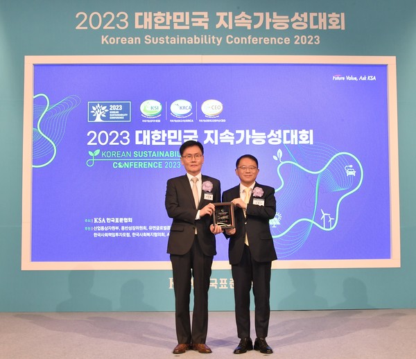 교보증권은 한국표준협회 주관의 '2023 대한민국 지속가능성대회'에서 우수 보고서에 선정됐다고 24일 밝혔다. 왼쪽부터 교보증권 서성철 변화혁신지원실장, 한국표준협회 강명수 회장. /사진=교보증권