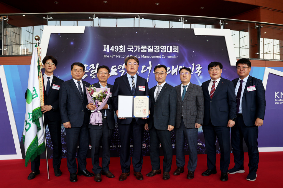 지난 22일 서울 코엑스 오디토리움에서 열린 제49회 국가품질경영대회 시상식에서 정종표 DB손해보험 대표(왼쪽 네번째)가 임직원들과 기념촬영을 하고 있다. / 사진=DB손해보험
