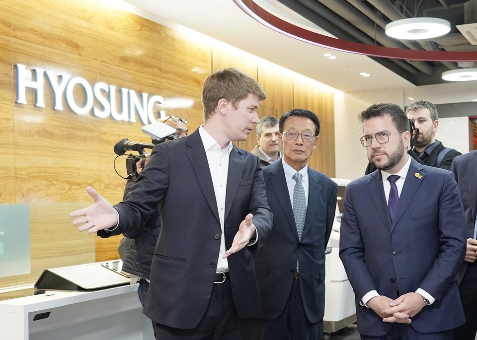 페레 아라고네스 카탈루냐 주지사가 효성티앤에스의 제품에 대한 소개를 받고 있다. 사진 오른쪽부터 아라고네스 주지사, 손현식 효성티앤에스 대표. / 사진=효성티앤에스