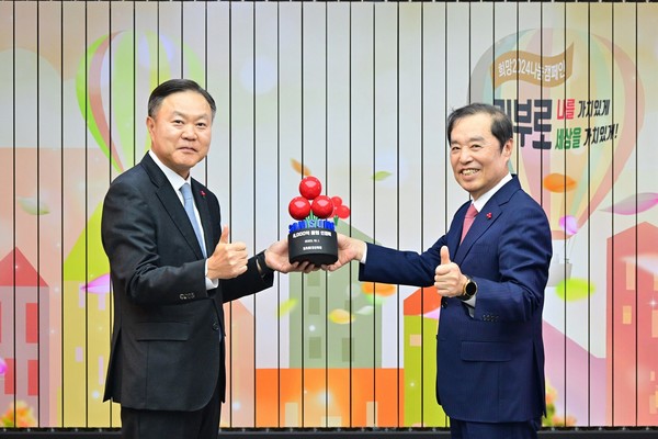 삼성사회공헌업무총괄 최영무 사장(왼쪽)이 1일 서울 중구 사회복지공동모금회관에서 열린 연말 이웃사랑성금 전달식에 참석해 사회복지공동모금회 김병준 회장에게서 성금 기부에 대한 감사패를 받은 뒤 김 회장과 기념 촬영하고 있다. /사진=삼성