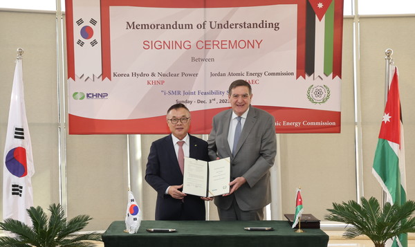 한국수력원자력이 3일(현지시간) 요르단 원자력 위원회와 요르단에 혁신형 SMR 배치를 위한 상호협력 양해각서를 체결했다. 황주호 한국수력원자력 사장(왼쪽), 칼레드 토칸(Khaled Toukan) 요르단 원자력위원회 위원장이 기념촬영을 하고 있다. / 사진=한수원