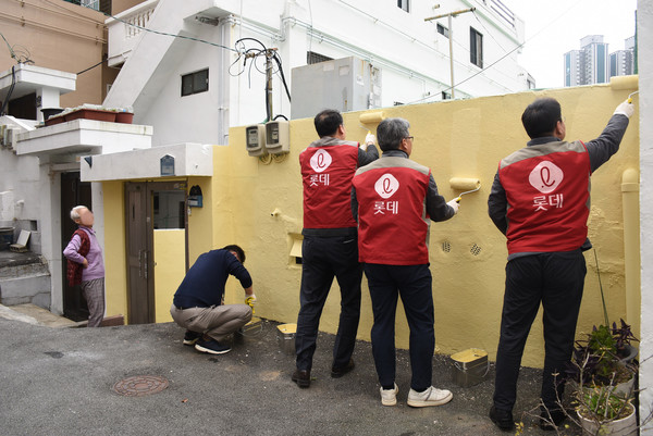 롯데건설 샤롯데 봉사단이 건설업 연계 대표 사회공헌인 '꿈과 희망의 러브하우스' 봉사활동에 참여하고 있다. /사진=롯데건설