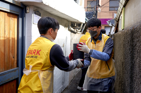 13일 HDC현대산업개발은 서울시 용산구 한강대로 일대에서 연탄 나눔 봉사활동을 진행했다. /사진=HDC현대산업개발