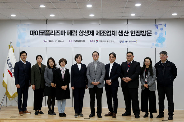 김유미 식약처 차장(가운데 왼쪽)과 윤웅섭 일동제약 대표(가운데 오른쪽)를 비롯한 양 측 관계자들이 기념 촬영을 하고 있다. 사진=일동제약