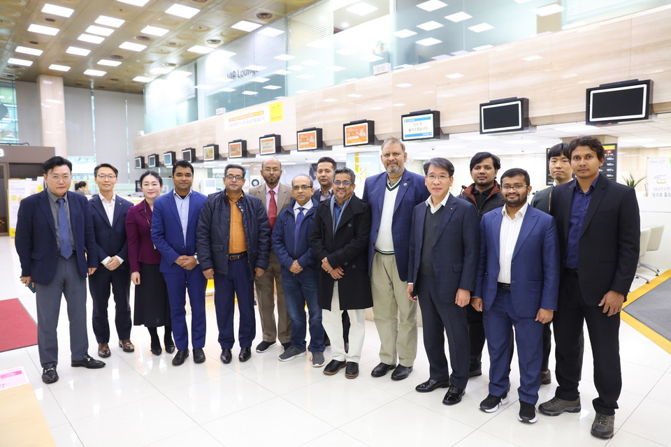 손재현 KB국민은행 여의도영업부장(오른쪽 다섯번째), 마시아라만 PKSF 이사(오른쪽 여섯번째), 김성수 ADB(아시아개발은행) 전문위원(왼쪽 첫번째), 주명수 KB국민은행 신용리스크부 부장(왼쪽 두번째)과 방글라데시 PKSF 직원들이 KB국민은행 여의도영업부에서 기념촬영을 하고 있다. / 사진=KB국민은행