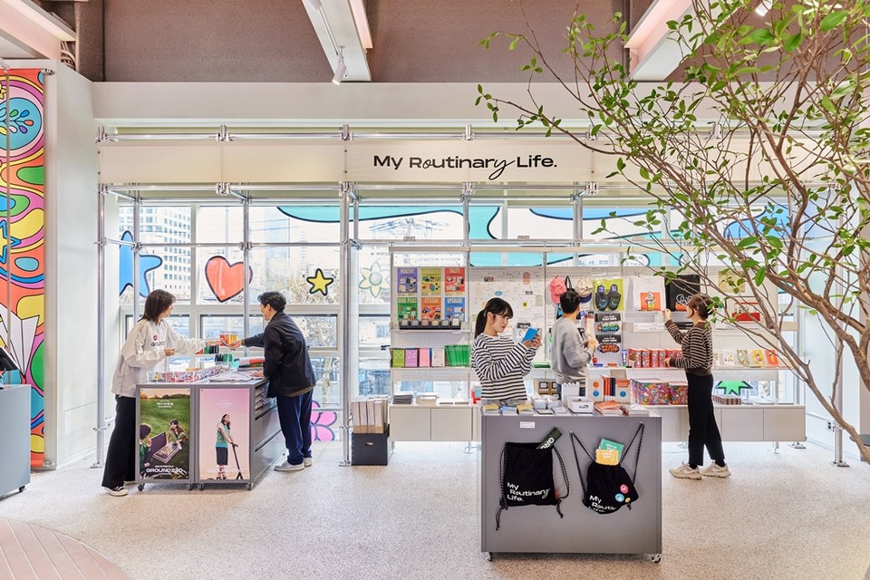 LG전자의 Z세대를 위한 경험공간 '그라운드220'을 찾은 고객들이 굿즈 스튜디오에서 다양한 상품을 구경하고 있다. / 사진=LG전자