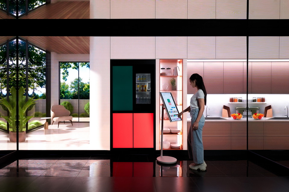 모델이 LG씽큐 앱에서 원하는 컬러만 선택하면 냉장고 색상이 바뀌는 디오스 오브제컬렉션 무드업을 체험하고 있다. / 사진=LG전자