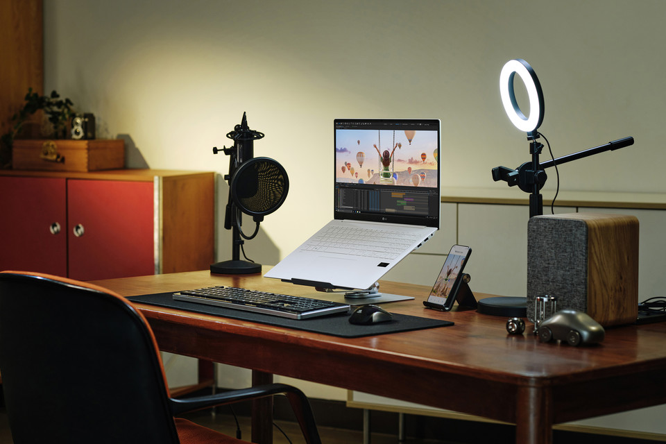 LG 그램 프로는 차세대 인텔 프로세서를 탑재해 네트워크 연결 없이도 뛰어난 AI(인공지능) 성능을 보여준다. 두께는 기존 제품 대비 21% 얇아진 12.4㎜에 불과하다. / 사진=LG전자