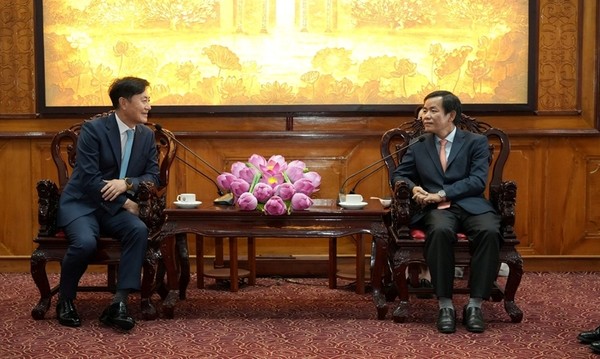 베트남 후에성을 방문한 최상주 KX그룹회장(왼쪽)이 응우옌 푸엉 후에성장과 면담하고 있다. /사진=후에성