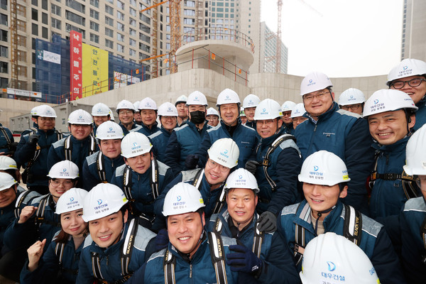 올해 첫 안전점검에 참여한 대우건설 백정완 사장과 현장 임직원들. /사진=대우건설