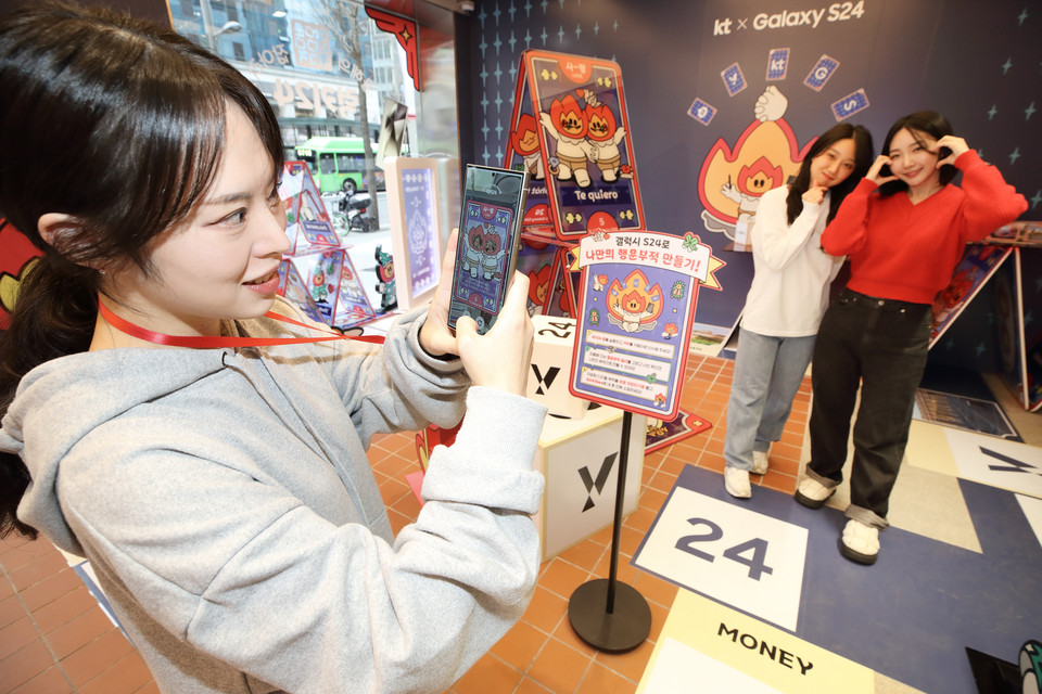 KT 홍대 애드샵플러스에서 체험크루(프로모터)가 갤럭시S24 시리즈 체험을 소개하고 있다. / 사진=KT