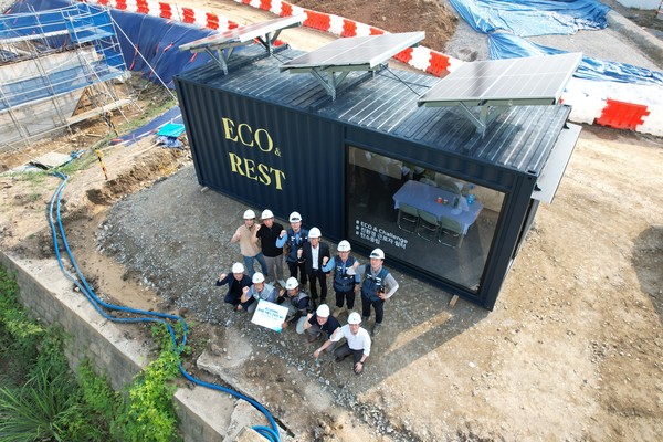 포스코이앤씨가 현장 온실가스 감축을 위해 국내 최초로 개발 및 도입한 태양광 이동식 근로자 쉼터 'ECO & REST'. /사진=포스코이앤씨