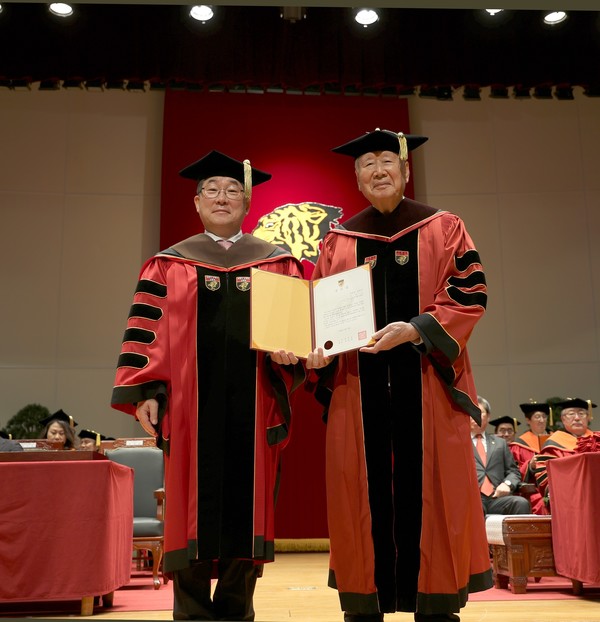 부영그룹 이중근 회장과 김동원 고대총장(왼쪽)이 학위수여식에서 기념촬영을 하고 있다. /사진=부영그룹
