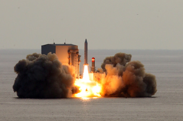 한화시스템이 지난해 12월 제주도 해상에서 민간 최초 상용 지구관측 '소형 SAR 위성'을 발사하고 교신에 성공했다. /사진=한화시스템