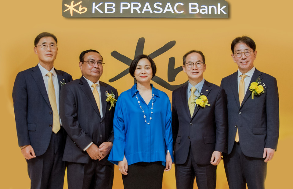 지난 23일 캄보디아 프놈펜 소재 소피텔 호텔에서 개최된 KB프라삭은행 그랜드 오프닝 행사에서 찌아 세레이 캄보디아 중앙은행 총재(가운데), 양종희 KB금융그룹 회장(오른쪽 두번째), 이재근 KB국민은행장(오른쪽 첫번째), 옴쌈은 KB프라삭은행장(왼쪽 두번째), 김현종 KB프라삭은행 부행장(왼쪽 첫번째)이 기념 촬영을 하고 있다. / 사진=KB국민은행