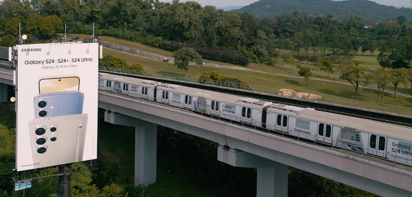 '갤럭시 S24'와 '갤럭시 AI' 이미지로 랩핑된 말레이시아 쿠알라룸푸르 지하철 내·외부. /사진=삼성전자