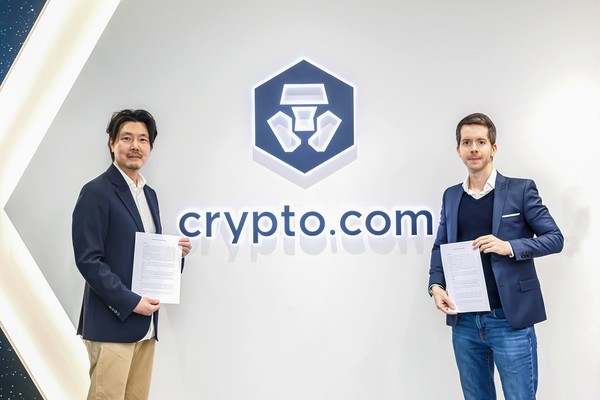 구준회 알타바그룹 대표(왼쪽)와 에릭 안지아니 크립토닷컴 사장이 기념 촬영을 하고 있다. / 사진=크립토닷컴