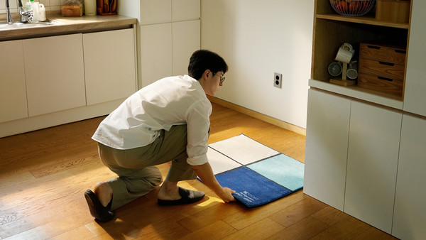 '2024년 소비자가 뽑은 좋은 광고상'에서 대상을 수상한 삼성 신혼가전 캠페인 '비스포크 러그' 광고 이미지. /사진=삼성전자