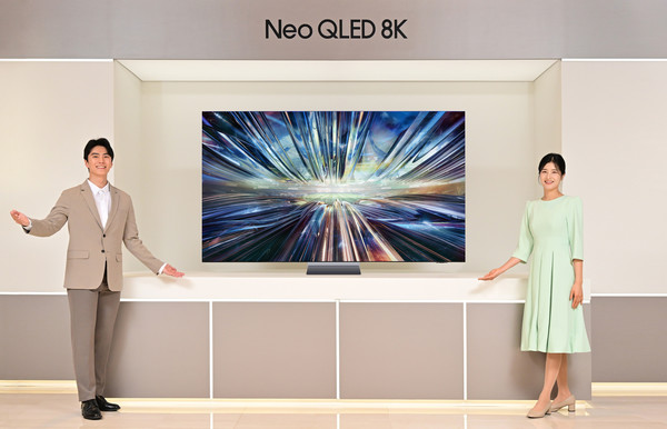 삼성전자 모델이 역대급 성능의 '3세대 AI 8K 프로세서'를 탑재한 2024년형 Neo QLED 8K TV 신제품을 소개하고 있다. /사진=삼성전자