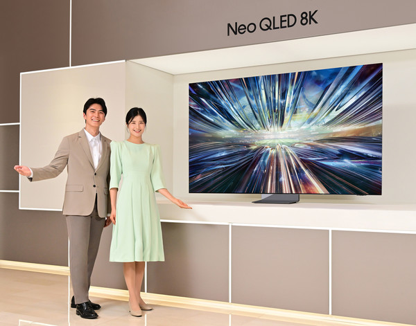 삼성전자 모델이 역대급 성능의 '3세대 AI 8K 프로세서'를 탑재한 2024년형 Neo QLED 8K TV 신제품을 소개하고 있다. /사진=삼성전자