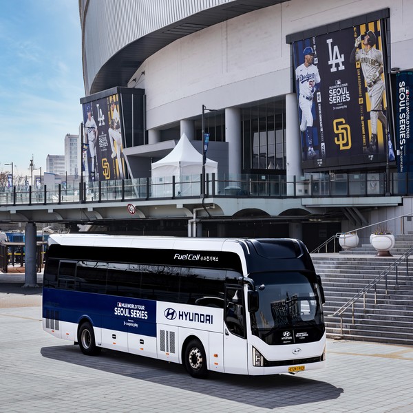 고척스카이돔 앞에 정차한 유니버스 수소전기버스. /사진=현대차