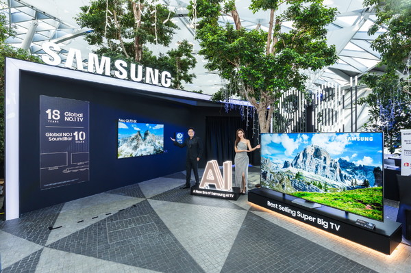 삼성전자가 3월 28일 싱가포르공항 '쥬얼 창이'에서 TV 신제품 체험존을 오픈했다. 삼성전자 직원과 모델이 체험존 방문객을 맞이하고 있다. /사진=삼성전자