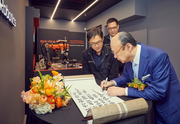 김승연 한화그룹 회장이 한화로보틱스를 방문해 방명록을 작성하고 있다. / 사진=한화그룹