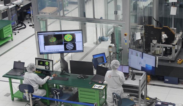 한화시스템 용인연구소 위성통합시험장 클린룸./사진=한화시스템