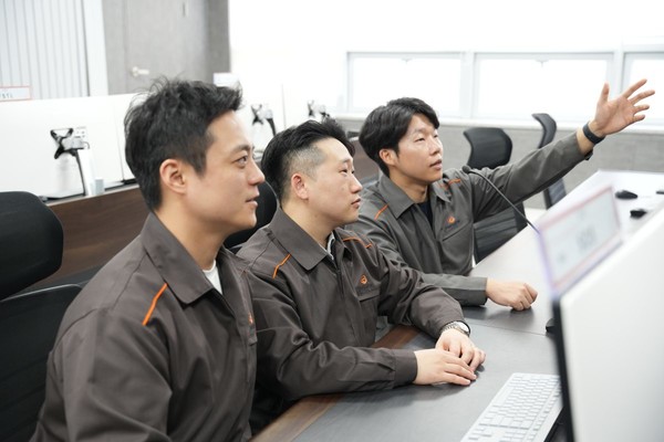 한화시스템 우주연구소 위성시스템 연구원들이 SAR 센서 탑재체 전자부 및 안테나 연동시험 결과를 분석중이다.(왼쪽부터)이진규 연구원, 김성필 연구원, 이명재 연구원./사진=한화시스템