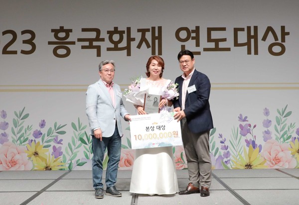 송윤상 흥국화재 대표이사(왼쪽부터), 본상대상 수상자 이미선 울산지점 영업팀장, 최강환 개인사업부장이 기념촬영을 하고 있다. / 사진=흥국화재 