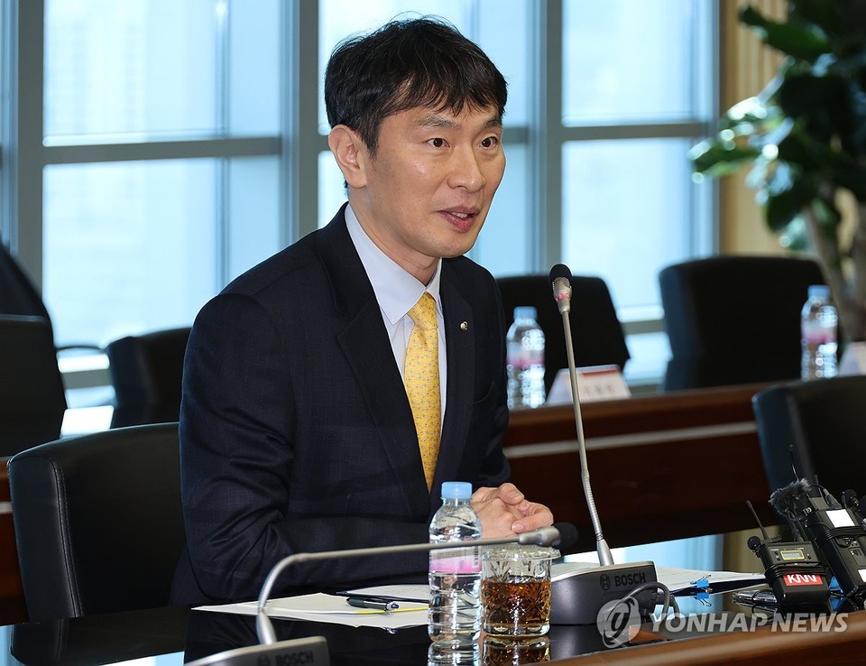 지난 3월 19일 부산은행 본점에서 열린 금융감독원과 지방지주 회장·은행장 간담회에서 이복현 금융감독원장이 발언하고 있다. / 사진=연합뉴스