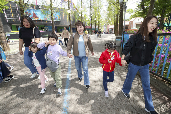 KT가 4월 장애인의 날을 맞아 KT 사랑의 봉사단과 서울맹학교 어린이들이 함께하는 '봄나들이 봉사' 활동을 진행했다고 19일 밝혔다. /사진=KT