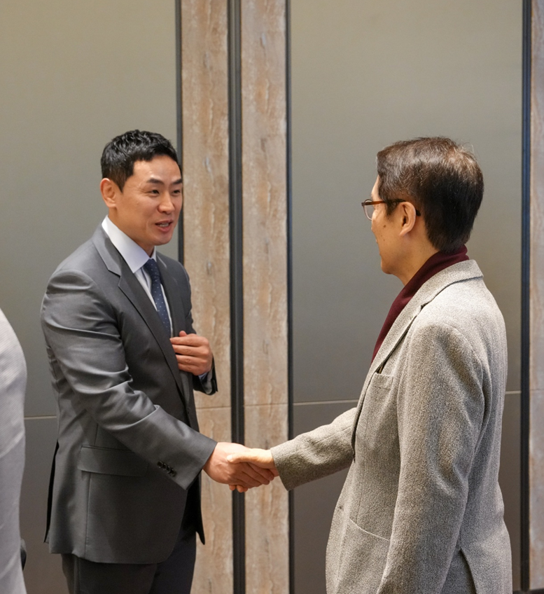 송대남 KH그룹 필룩스유도단 감독(오른쪽)이 지난 16일 종로구 포시즌스호텔에서 열린 '교보생명컵 꿈나무체육대회 40주년 홈커밍데이'에 참석해 신창재 교보생명 대표이사 겸 이사회 의장과 악수를 나누고 있다. / 사진=KH그룹