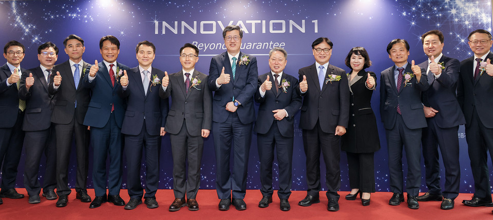 지난 19일 서울 마포구 프론트원에서 진행된 '이노베이션1 론칭식'에서 최원목 신용보증기금 이사장(왼쪽 일곱 번째)과 참석자들이 기념 촬영을 하고 있다. / 사진=신용보증기금