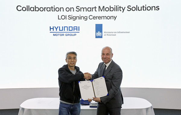 현대차·기아 남양기술연구소에서 열린 업무협약식에서 현대차∙기아 AVP본부장 송창현 사장(왼쪽), 네덜란드 교통부 키스 반 더 버그 차관(오른쪽)이 기념 사진을 촬영하는 모습. /사진=현대차·기아