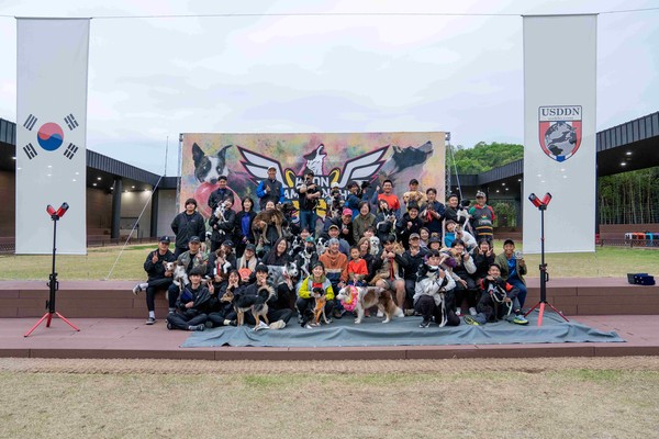 더존비앤씨티의 '강아지숲'에서 개최된 '제4회 KDDN 챔피언십'에서 참가자들이 기념촬영을 하고 있다. /사진=더존비앤씨티