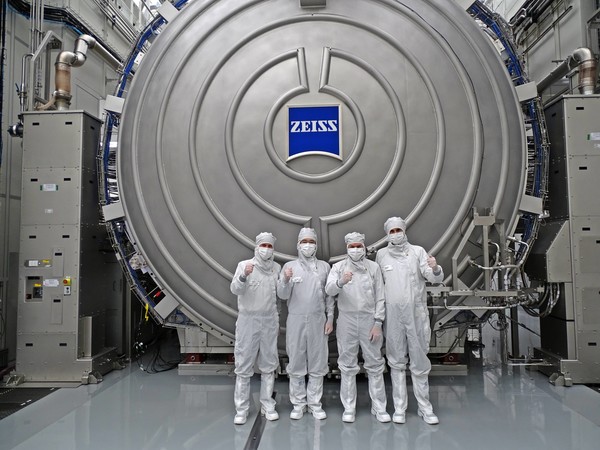 26일(현지시간) 독일 오버코헨 ZEISS 본사를 방문한 이재용 삼성전자 회장(왼쪽에서 두번째)이 최신 반도체 장비를 살펴본 뒤 칼 람프레히트 ZEISS그룹 CEO(왼쪽에서 세번째), 안드레아스 페허 ZEISS SMT(Semiconductor Manufacturing Technology) CEO(왼쪽에서 첫번째)와 함께 기념사진을 촬영하는 모습. /사진=삼성전자