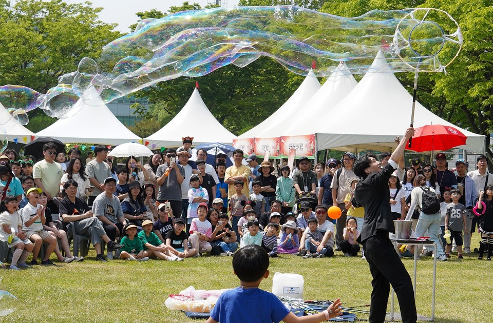 LG전자가 지난 4일 경기도 평택 LG디지털파크에서 가족 초청행사를 진행하고, 임직원 및 협력사 직원 가족 1만명을 초청했다. / 사진=LG전자